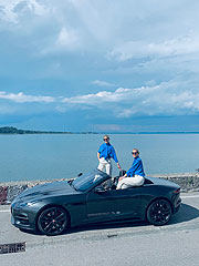 Stop auf dem Weg nach Österreich am Chiemsee: Nina und Julia Meise im neuen Jaguar F-Type (©Foto. Auto Bierschneider British Cars)